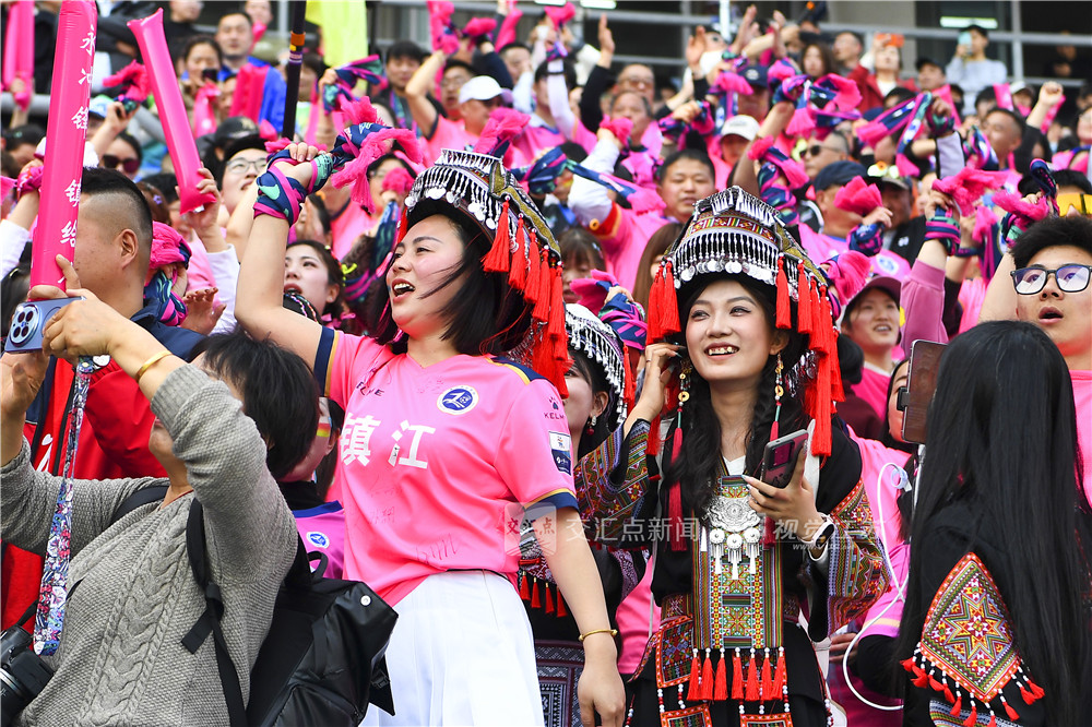 3月22日，2026镇江·永州足球交流友谊赛在镇江体育会展中心体育场火热打响。终场哨响，比分定格在镇江队3:2永州队，一场跨越千里的足球之约在掌声与欢呼中落下帷幕。镇江球迷加油呐喊。新华日报·交汇点记者 万程鹏 摄