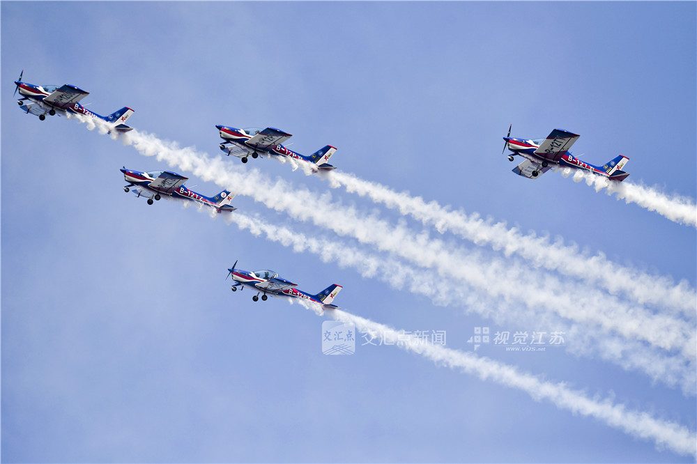 3月22日，2026镇江·永州足球交流友谊赛在镇江体育会展中心体育场火热打响。终场哨响，比分定格在镇江队3:2永州队，一场跨越千里的足球之约在掌声与欢呼中落下帷幕。新华日报·交汇点记者 万程鹏 摄