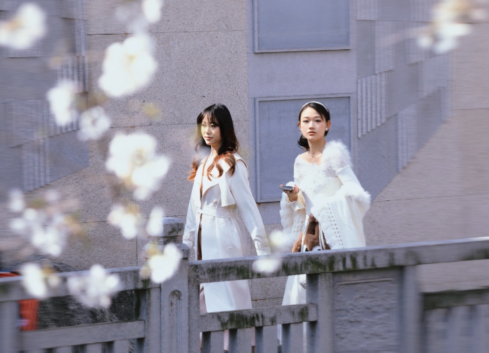 若问南京樱花季“顶流新贵”都有谁，鸡鸣寺旁的珍珠河绝对榜上有名。
这两天，珍珠河又变成了一年一度的“樱花河”。大批赏樱的市民游客在此拍到了“人生照片”，也直观感知了江苏生态修复的生动成效。
珍珠河有着1800多年历史，“珍珠浪涌”曾是古金陵四十八景之一。2018年生态修复工程启动，这条古老河流摇身一变，成为“新晋网红”，焕发时代新风貌。
通讯员 徐福庚 新华日报·交汇点记者 聂伟