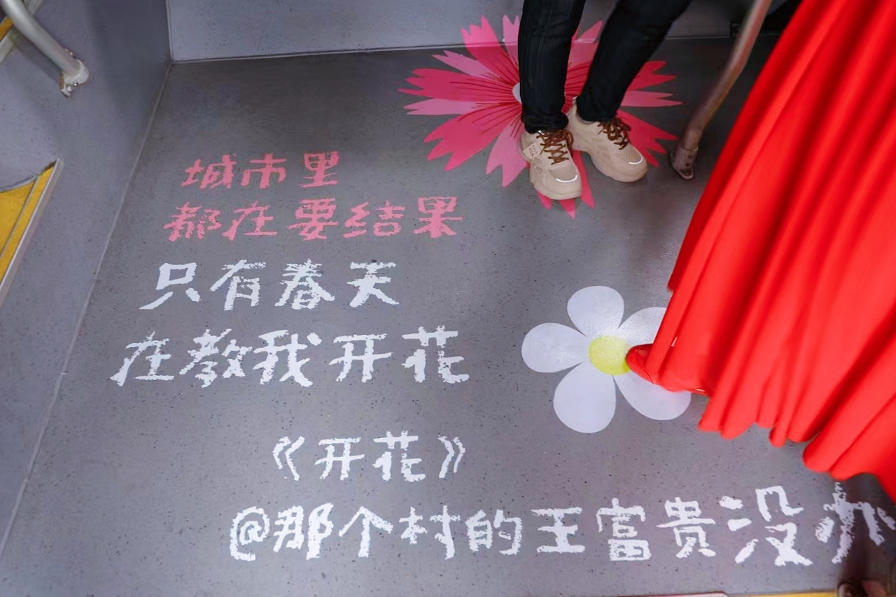 南京孩子春假到哪去，景美人不多？
南京江北新区最近推出了一条免费“樱花巴士”专线，把“春天”搬进了车厢。乘客坐在“春天”里，一路繁花相伴，目的地是凤滁路“樱花大道”。“樱花大道”两旁有逾千株樱花树，盛花期从3月下旬至4月上旬，春日浪漫buff叠满。
新华日报·交汇点记者 聂伟 通讯员 徐福庚