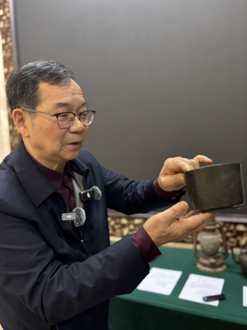 杨小柏展示爷爷生前用过的铜碗