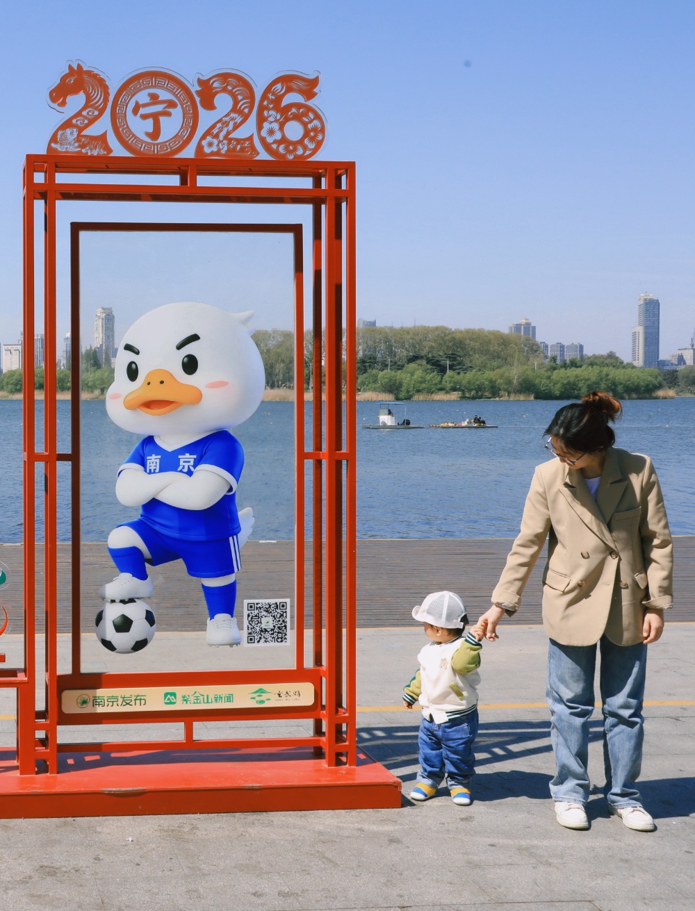 2026“苏超”开赛在即。4月7日，“鸭嘟嘟”亮相玄武湖，这两天，吸引了很多市民、游客前来打卡。
都说“没有一只鸭子可以游出南京”，但却有一只鸭子能把玄武湖和紫峰大厦踩在脚下。“鸭嘟嘟”是“苏超”推出的13座城市专属吉祥物之一，代表南京。脚踩足球的可爱形象，标志性的微笑，将热力四射的“苏超”与南京的美丽山水巧妙相融，成为南京一处新的网红打卡地，让“苏超”新赛季的南京更有看头、有玩头。
新华日报·交汇点记者 聂伟 通讯员 徐福庚