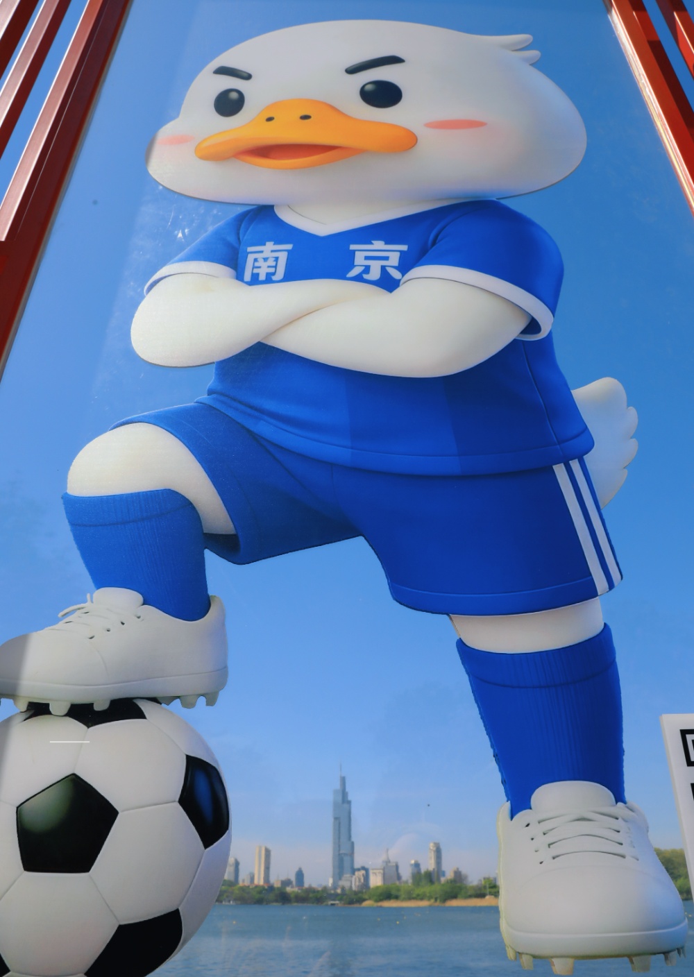2026“苏超”开赛在即。4月7日，“鸭嘟嘟”亮相玄武湖，这两天，吸引了很多市民、游客前来打卡。
都说“没有一只鸭子可以游出南京”，但却有一只鸭子能把玄武湖和紫峰大厦踩在脚下。“鸭嘟嘟”是“苏超”推出的13座城市专属吉祥物之一，代表南京。脚踩足球的可爱形象，标志性的微笑，将热力四射的“苏超”与南京的美丽山水巧妙相融，成为南京一处新的网红打卡地，让“苏超”新赛季的南京更有看头、有玩头。
新华日报·交汇点记者 聂伟 通讯员 徐福庚