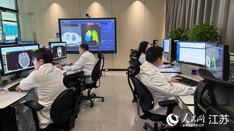 赣榆区人民医院专家远程为乡镇卫生院影像诊断。人民网 杜沁萌摄