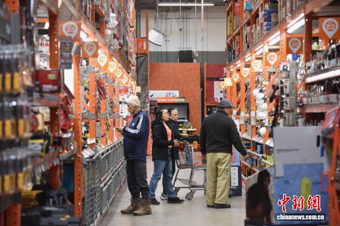 图为美国民众在弗吉尼亚州一家居建材用品店购物。 <a target='_blank' href='/'>中新社</a>记者 沙晗汀 摄