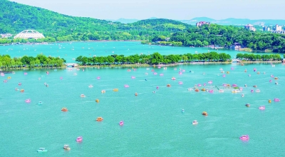 “五一”假期，玄武湖景区市民游客络绎不绝，在湖光山色中乐享美好假期。 通讯员 常成 南京日报/紫金山新闻记者 孙中元 摄
