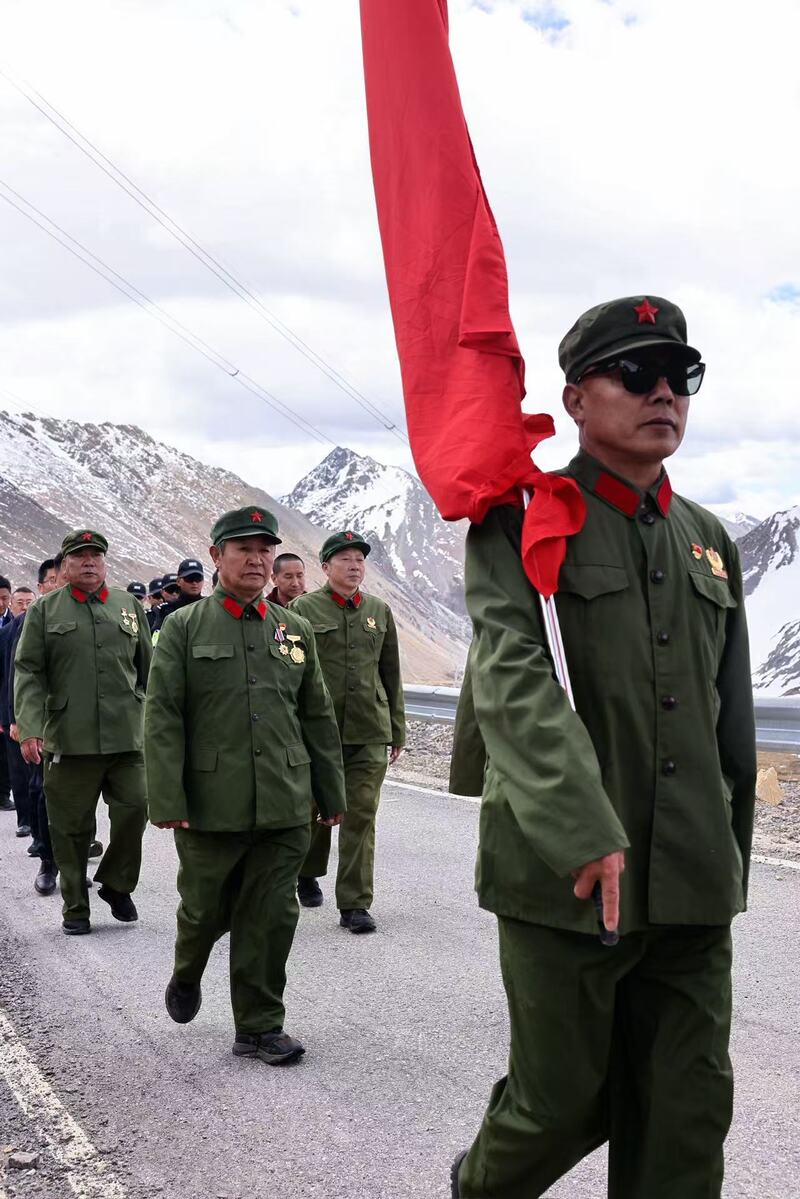 “把寄语封存到2036年”:甘孜州巴塘县藏巴拉山垭口,一场跨越百年的长征精神之约