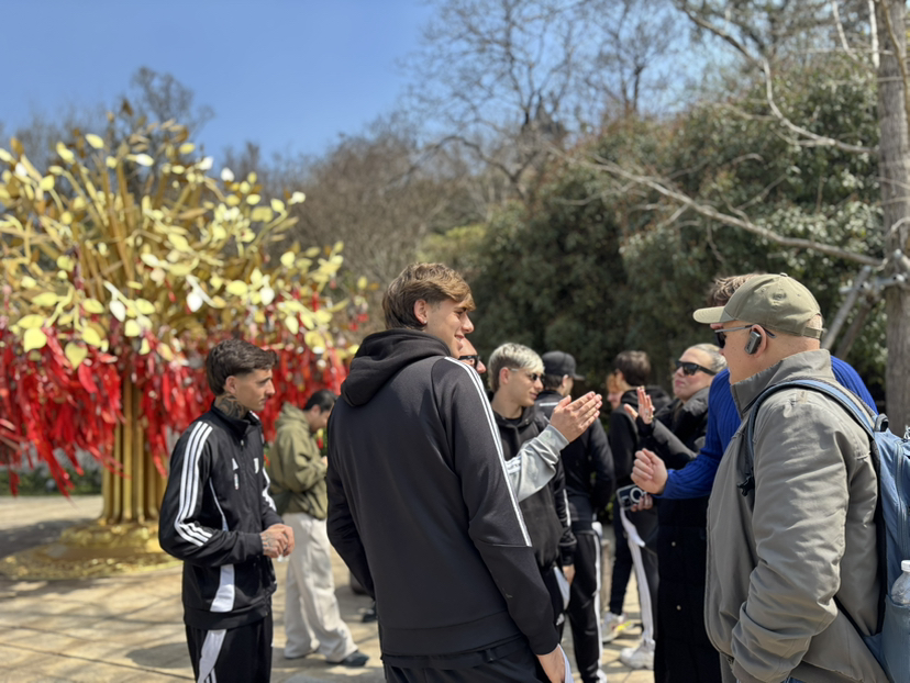 今年3月，意大利“足球学霸团”游览牛首山。南京日报/紫金山新闻记者 李子俊 摄