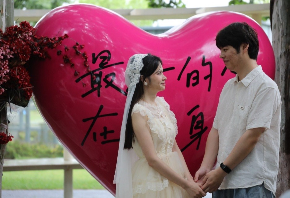 5月20日，天空飘着淅沥小雨，南京 “金陵浪漫中心”婚姻登记处，众多新人冒雨前来领证，画面温馨甜蜜，为雨中的金陵城平添几分浪漫气息。
“520”因谐音“我爱你”，已成为众多适婚青年眼中的“良辰吉日”。 据悉，有超2800对新人选择5月20日这天在南京领证。 
新华日报•交汇点记者 聂伟 通讯员 徐福庚