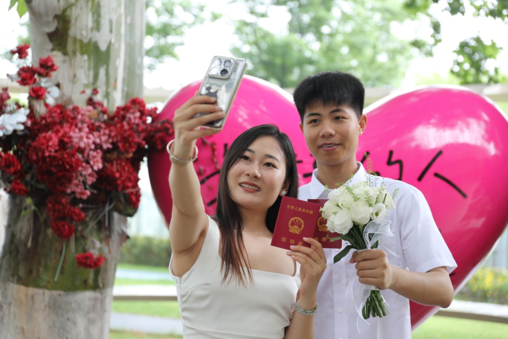 5月20日，天空飘着淅沥小雨，南京 “金陵浪漫中心”婚姻登记处，众多新人冒雨前来领证，画面温馨甜蜜，为雨中的金陵城平添几分浪漫气息。
“520”因谐音“我爱你”，已成为众多适婚青年眼中的“良辰吉日”。 据悉，有超2800对新人选择5月20日这天在南京领证。 
新华日报•交汇点记者 聂伟 通讯员 徐福庚