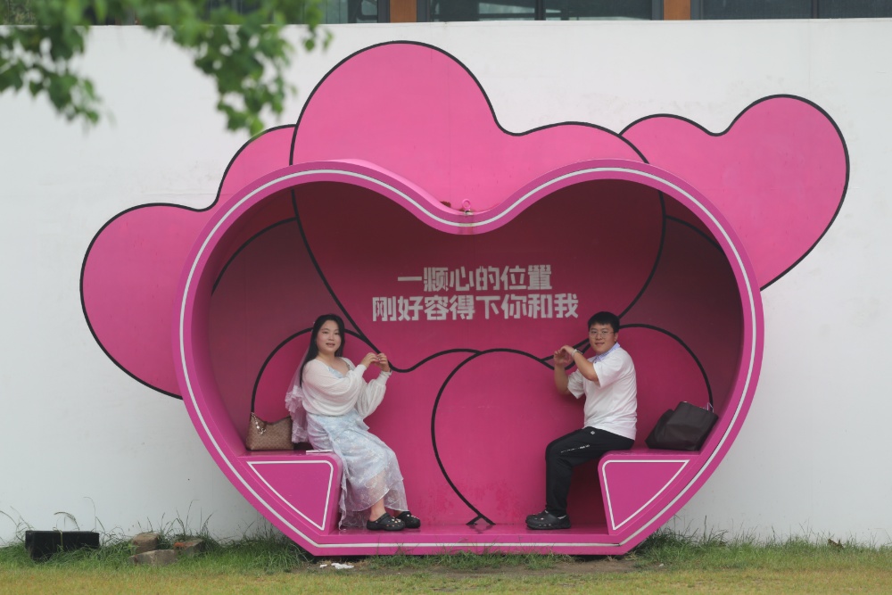 5月20日，天空飘着淅沥小雨，南京 “金陵浪漫中心”婚姻登记处，众多新人冒雨前来领证，画面温馨甜蜜，为雨中的金陵城平添几分浪漫气息。
“520”因谐音“我爱你”，已成为众多适婚青年眼中的“良辰吉日”。 据悉，有超2800对新人选择5月20日这天在南京领证。 
新华日报•交汇点记者 聂伟 通讯员 徐福庚