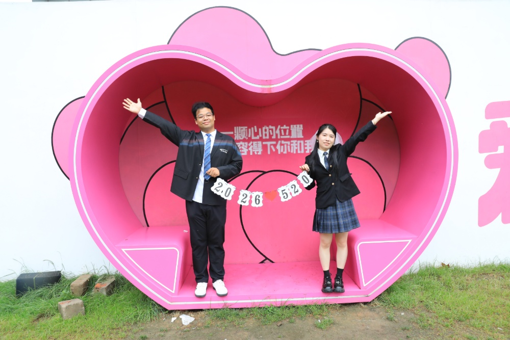 5月20日，天空飘着淅沥小雨，南京 “金陵浪漫中心”婚姻登记处，众多新人冒雨前来领证，画面温馨甜蜜，为雨中的金陵城平添几分浪漫气息。
“520”因谐音“我爱你”，已成为众多适婚青年眼中的“良辰吉日”。 据悉，有超2800对新人选择5月20日这天在南京领证。 
新华日报•交汇点记者 聂伟 通讯员 徐福庚
