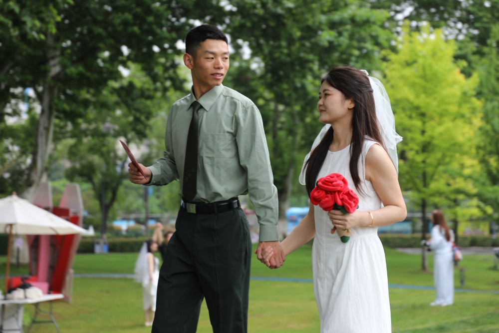 5月20日，天空飘着淅沥小雨，南京 “金陵浪漫中心”婚姻登记处，众多新人冒雨前来领证，画面温馨甜蜜，为雨中的金陵城平添几分浪漫气息。
“520”因谐音“我爱你”，已成为众多适婚青年眼中的“良辰吉日”。 据悉，有超2800对新人选择5月20日这天在南京领证。 
新华日报•交汇点记者 聂伟 通讯员 徐福庚