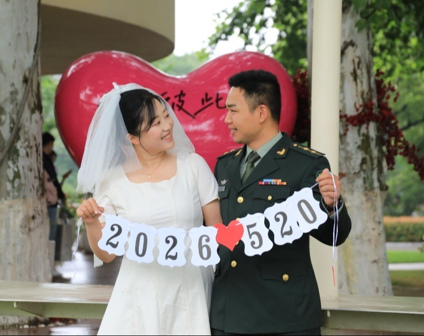 5月20日，天空飘着淅沥小雨，南京 “金陵浪漫中心”婚姻登记处，众多新人冒雨前来领证，画面温馨甜蜜，为雨中的金陵城平添几分浪漫气息。
“520”因谐音“我爱你”，已成为众多适婚青年眼中的“良辰吉日”。 据悉，有超2800对新人选择5月20日这天在南京领证。 
新华日报•交汇点记者 聂伟 通讯员 徐福庚