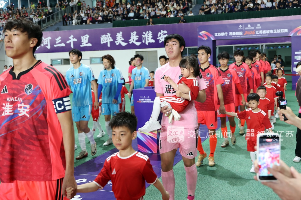 球童与球员牵手入场。新华日报·交汇点记者 万程鹏 摄