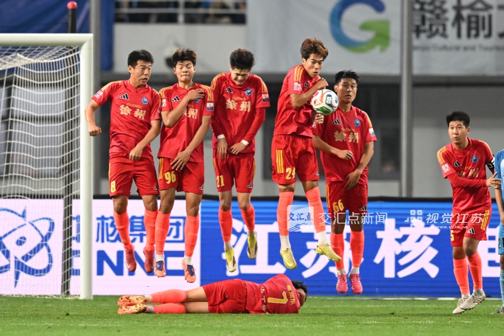 防守瞬间。新华日报·交汇点记者 吴俊 摄