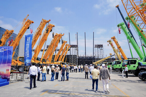 During XCMG's 8th International Customer Festival, the XCMG Hoisting Machinery sub-venue attracted crane users from all over the world.