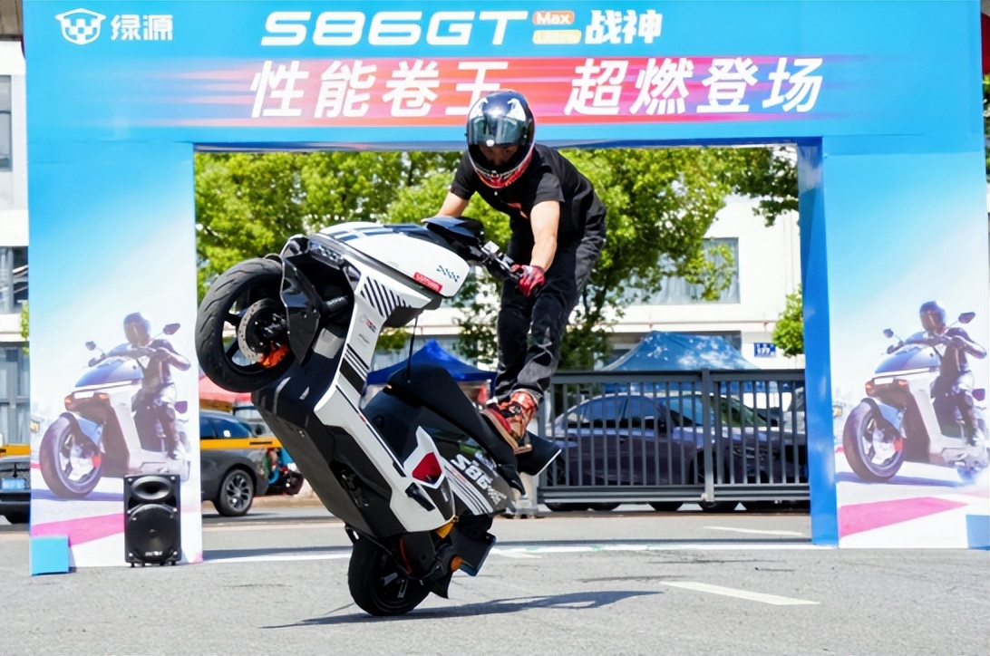 战神S86重磅发布：绿源以“智慧双核”重新定义AI时代两轮出行新范式