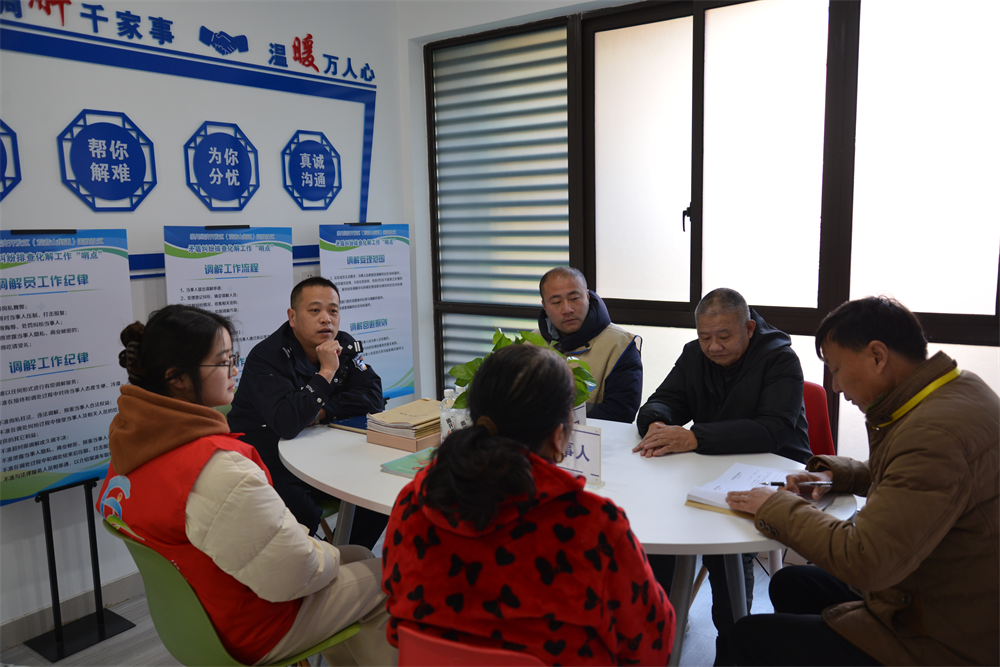 社区民警黄建飞：三面“旗帜”守护一方烟火