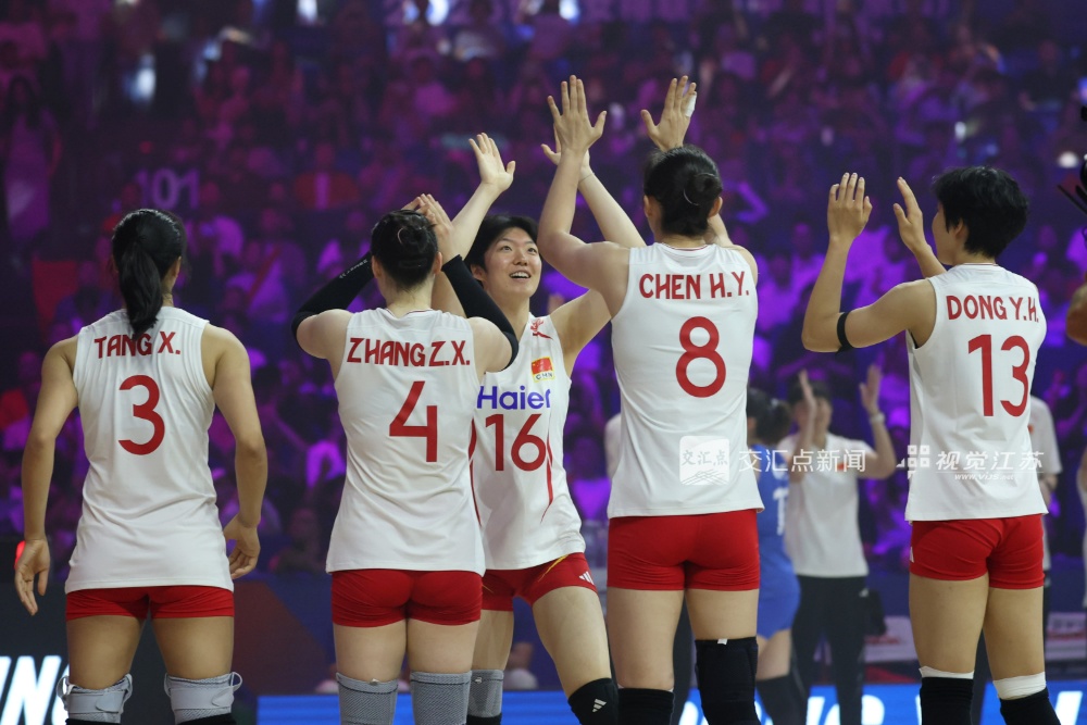 6月4日晚，2026世界女排联赛南京站第二轮比赛，中国女排与泰国女排隔网相对。最终中国女排以3比2战胜对手，取得本赛季国际赛场首场胜利。随后，球队还将在南京站的比赛中迎战塞尔维亚女排和波兰女排。
新华日报·交汇点记者 万程鹏 蒋文超 摄