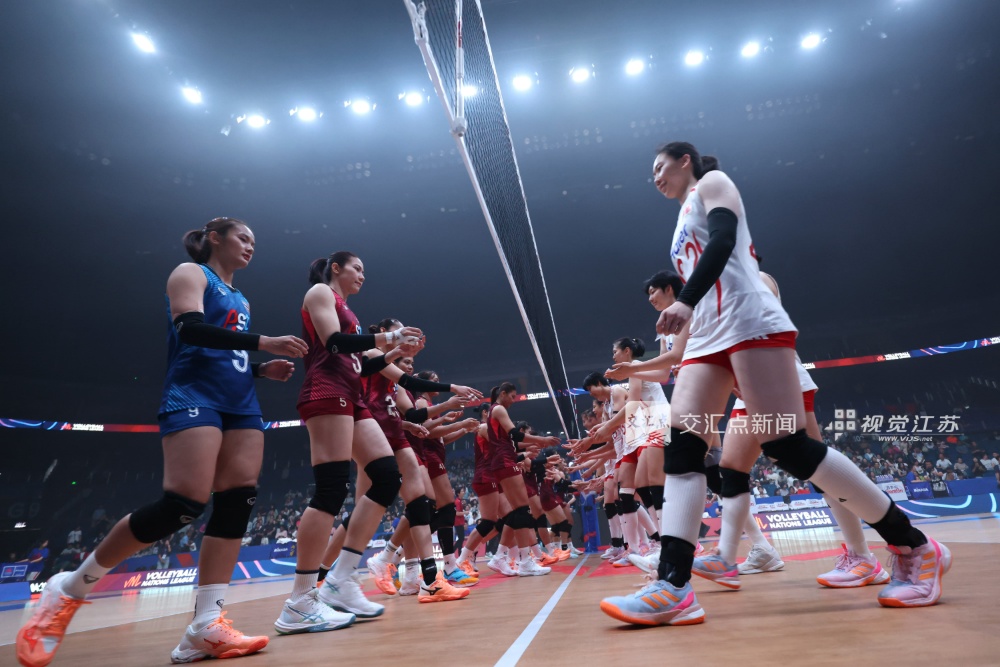 6月4日晚，2026世界女排联赛南京站第二轮比赛，中国女排与泰国女排隔网相对。最终中国女排以3比2战胜对手，取得本赛季国际赛场首场胜利。随后，球队还将在南京站的比赛中迎战塞尔维亚女排和波兰女排。
新华日报·交汇点记者 万程鹏 蒋文超 摄
