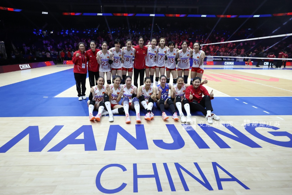 6月4日晚，2026世界女排联赛南京站第二轮比赛，中国女排与泰国女排隔网相对。最终中国女排以3比2战胜对手，取得本赛季国际赛场首场胜利。随后，球队还将在南京站的比赛中迎战塞尔维亚女排和波兰女排。
新华日报·交汇点记者 万程鹏 蒋文超 摄