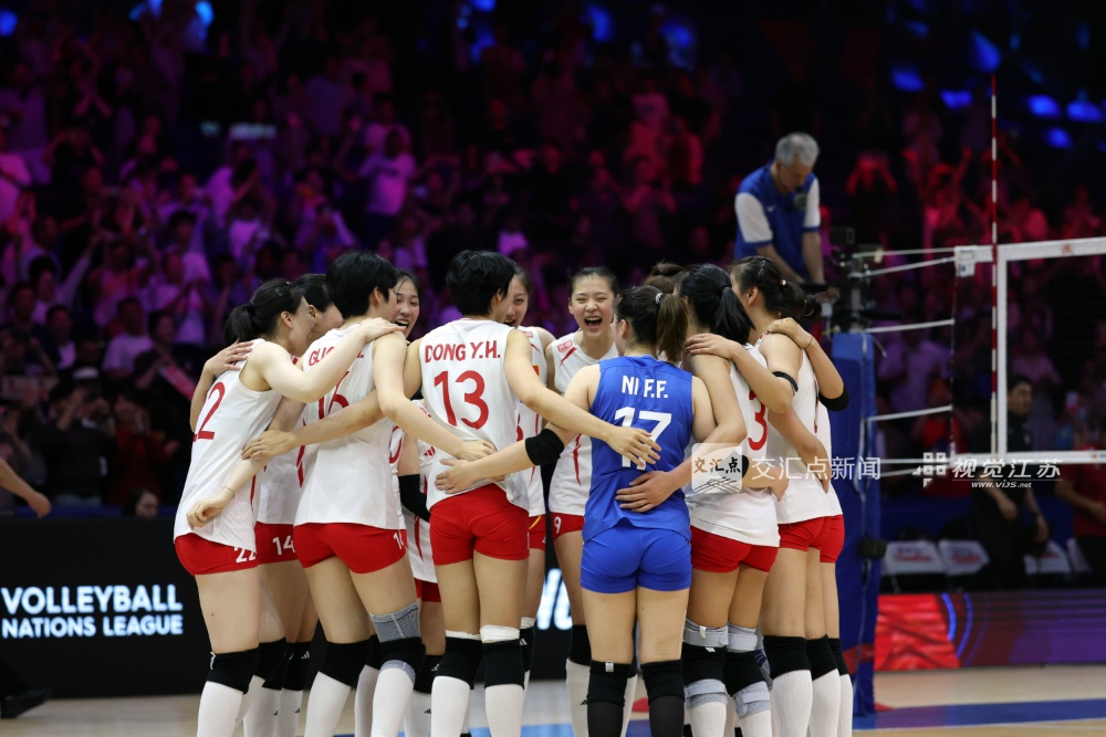 6月4日晚，2026世界女排联赛南京站第二轮比赛，中国女排与泰国女排隔网相对。最终中国女排以3比2战胜对手，取得本赛季国际赛场首场胜利。随后，球队还将在南京站的比赛中迎战塞尔维亚女排和波兰女排。
新华日报·交汇点记者 万程鹏 蒋文超 摄