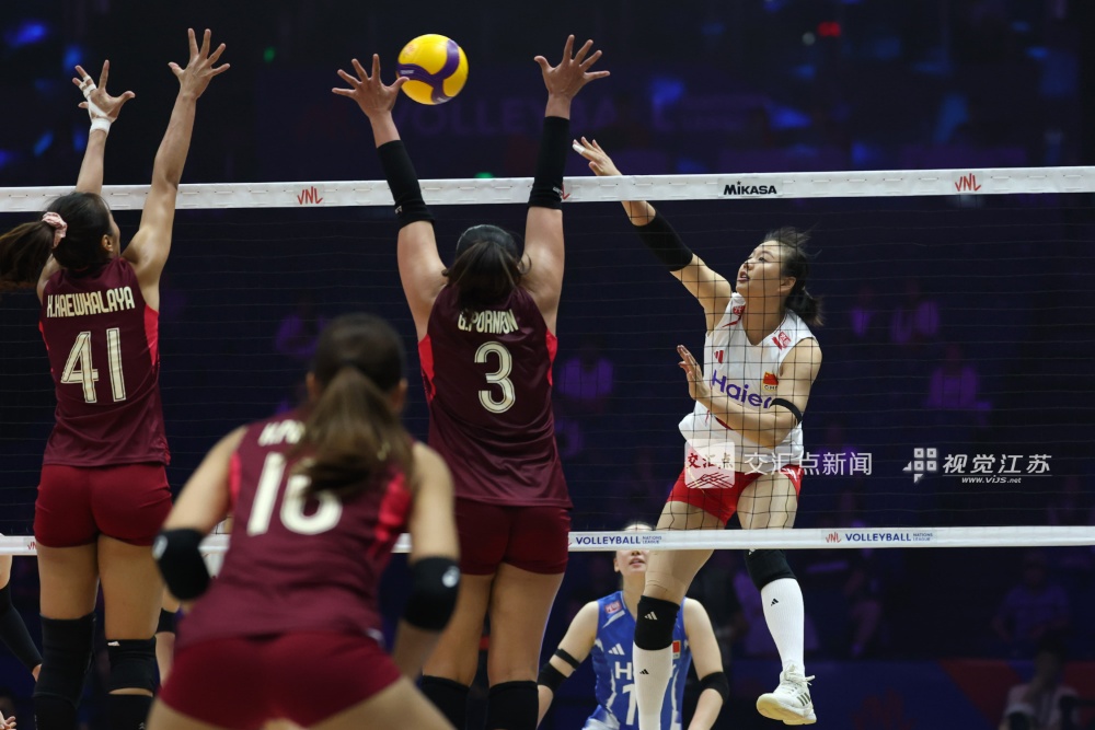 6月4日晚，2026世界女排联赛南京站第二轮比赛，中国女排与泰国女排隔网相对。最终中国女排以3比2战胜对手，取得本赛季国际赛场首场胜利。随后，球队还将在南京站的比赛中迎战塞尔维亚女排和波兰女排。
新华日报·交汇点记者 万程鹏 蒋文超 摄