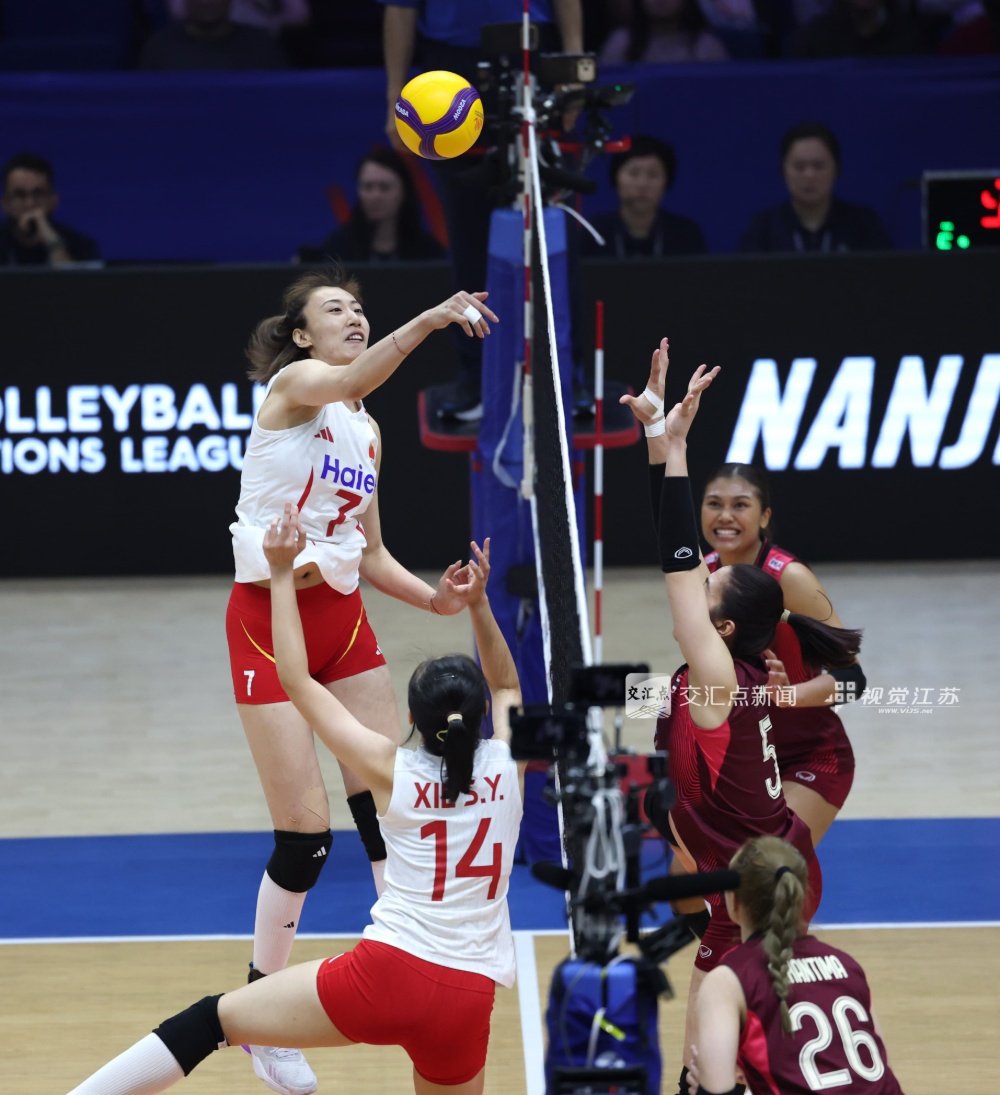 6月4日晚，2026世界女排联赛南京站第二轮比赛，中国女排与泰国女排隔网相对。最终中国女排以3比2战胜对手，取得本赛季国际赛场首场胜利。随后，球队还将在南京站的比赛中迎战塞尔维亚女排和波兰女排。
新华日报·交汇点记者 万程鹏 蒋文超 摄