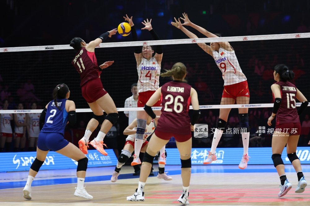 6月4日晚，2026世界女排联赛南京站第二轮比赛，中国女排与泰国女排隔网相对。最终，中国女排以3比2战胜对手，取得本赛季国际赛场首场胜利。随后，球队还将在南京站的比赛中迎战塞尔维亚女排和波兰女排。
新华日报·交汇点记者 万程鹏 蒋文超 摄