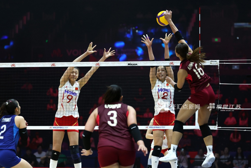 6月4日晚，2026世界女排联赛南京站第二轮比赛，中国女排与泰国女排隔网相对。最终中国女排以3比2战胜对手，取得本赛季国际赛场首场胜利。随后，球队还将在南京站的比赛中迎战塞尔维亚女排和波兰女排。
新华日报·交汇点记者 万程鹏 蒋文超 摄