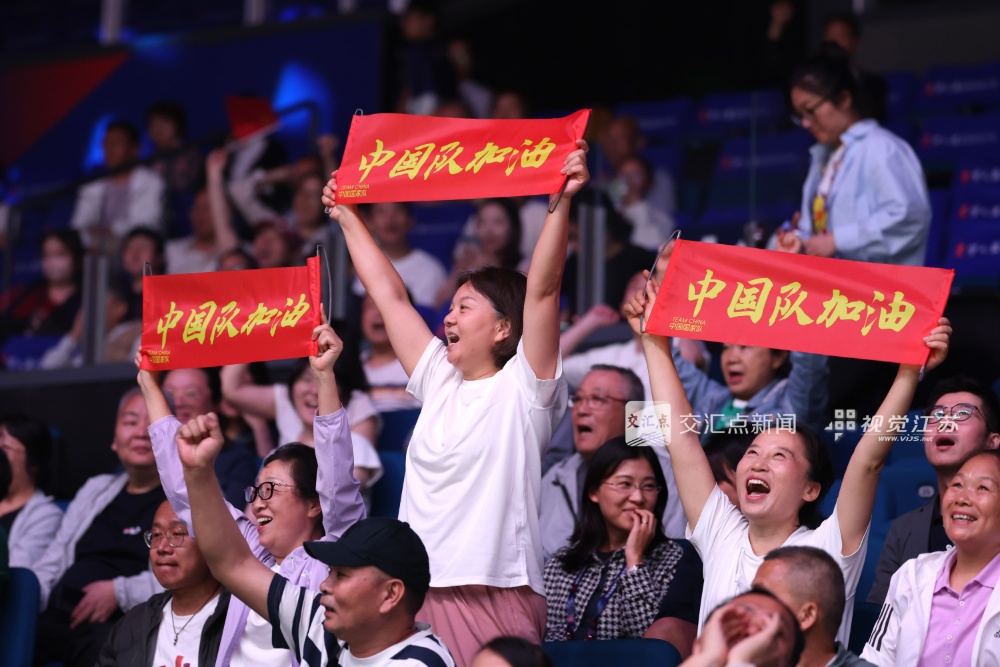 6月4日晚，2026世界女排联赛南京站第二轮比赛，中国女排与泰国女排隔网相对。最终中国女排以3比2战胜对手，取得本赛季国际赛场首场胜利。随后，球队还将在南京站的比赛中迎战塞尔维亚女排和波兰女排。
新华日报·交汇点记者 万程鹏 蒋文超 摄