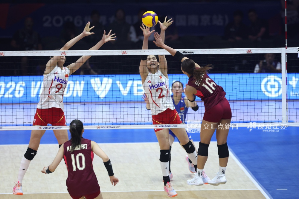 6月4日晚，2026世界女排联赛南京站第二轮比赛，中国女排与泰国女排隔网相对。最终中国女排以3比2战胜对手，取得本赛季国际赛场首场胜利。随后，球队还将在南京站的比赛中迎战塞尔维亚女排和波兰女排。
新华日报·交汇点记者 万程鹏 蒋文超 摄
