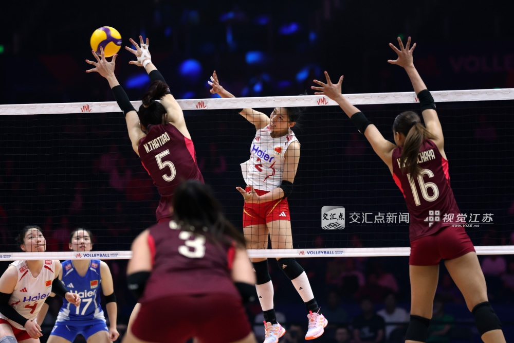 6月4日晚，2026世界女排联赛南京站第二轮比赛，中国女排与泰国女排隔网相对。最终中国女排以3比2战胜对手，取得本赛季国际赛场首场胜利。随后，球队还将在南京站的比赛中迎战塞尔维亚女排和波兰女排。
新华日报·交汇点记者 万程鹏 蒋文超 摄
