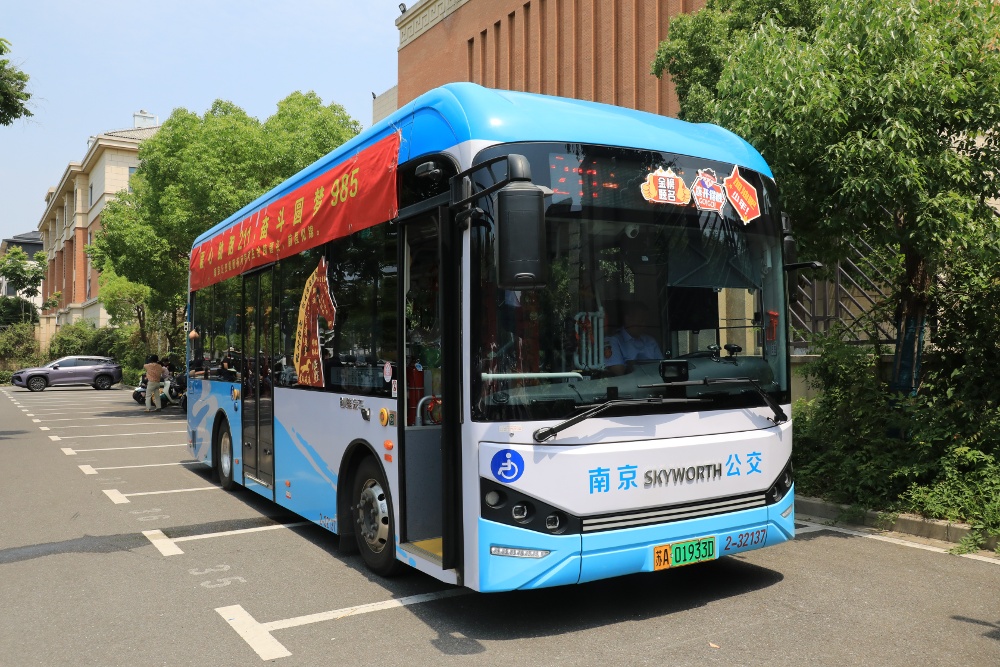 6月7日，全国高考开考首日，在南京师范大学附属中学秦淮科技高中考点外，一辆由211路公交车变身成的高考服务驿站“走红”了。
车身上挂着“暖心助跑211 奋斗圆梦985”的横幅，精致马头造型拼贴寓意考生“乘风破浪、马到成功”。车厢内部，悬挂着“高考必胜，金榜题名” “一举高粽”等装饰物，座椅扶手上缠绕祝福丝带。
这辆车向学生家长免费开放，供应空调，并提供手机充电等服务，受到考生家长们好评。
通讯员 徐福庚 新华日报·交汇点记者 聂伟
