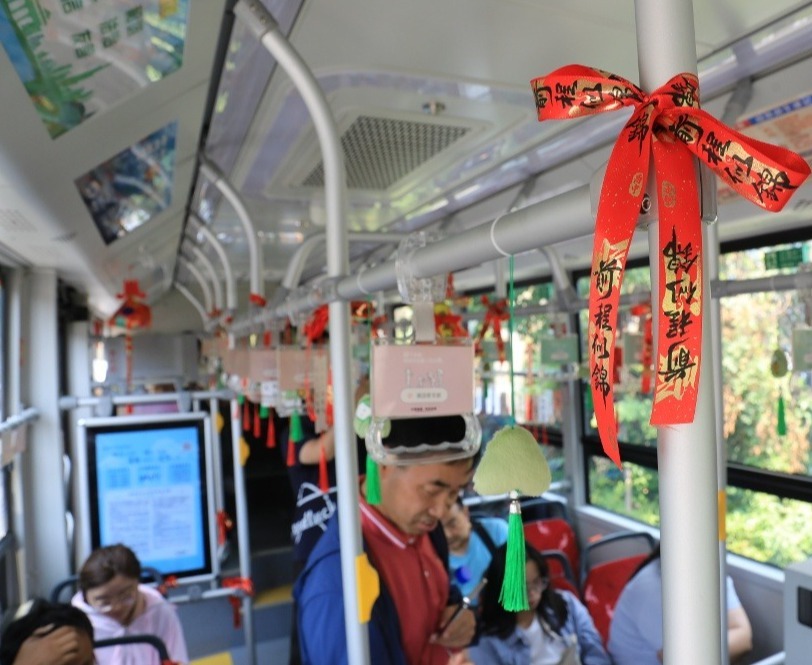 6月7日，全国高考开考首日，在南京师范大学附属中学秦淮科技高中考点外，一辆由211路公交车变身成的高考服务驿站“走红”了。
车身上挂着“暖心助跑211 奋斗圆梦985”的横幅，精致马头造型拼贴寓意考生“乘风破浪、马到成功”。车厢内部，悬挂着“高考必胜，金榜题名” “一举高粽”等装饰物，座椅扶手上缠绕祝福丝带。
这辆车向学生家长免费开放，供应空调，并提供手机充电等服务，受到考生家长们好评。
通讯员 徐福庚 新华日报·交汇点记者 聂伟
