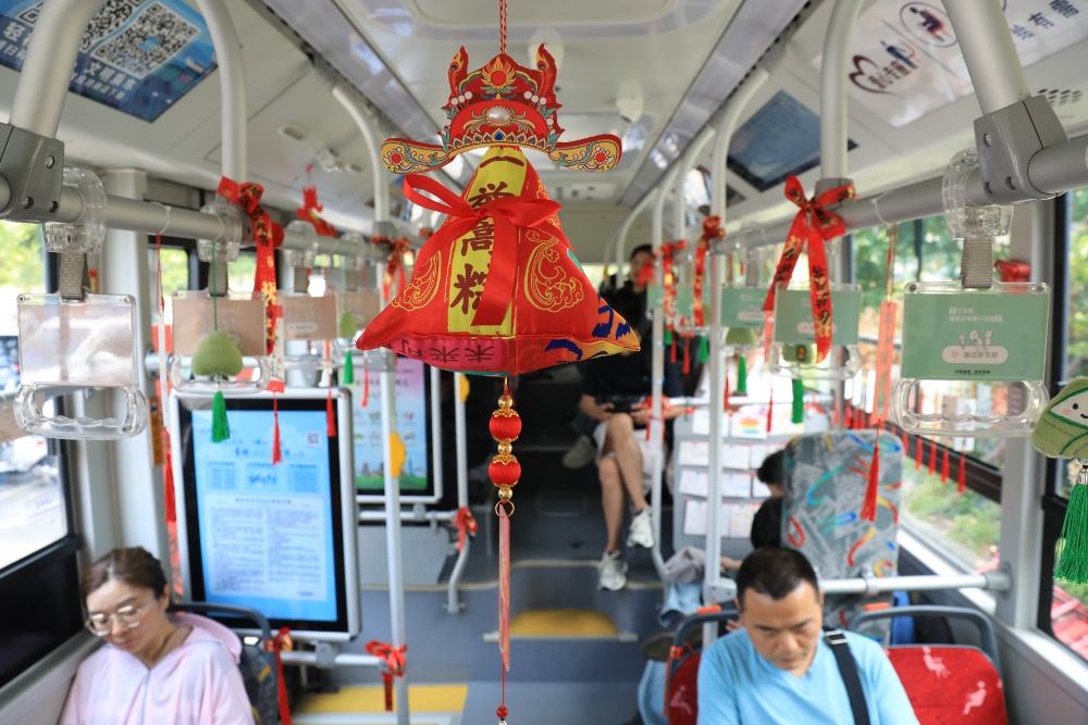 6月7日，全国高考开考首日，在南京师范大学附属中学秦淮科技高中考点外，一辆由211路公交车变身成的高考服务驿站“走红”了。
车身上挂着“暖心助跑211 奋斗圆梦985”的横幅，精致马头造型拼贴寓意考生“乘风破浪、马到成功”。车厢内部，悬挂着“高考必胜，金榜题名” “一举高粽”等装饰物，座椅扶手上缠绕祝福丝带。
这辆车向学生家长免费开放，供应空调，并提供手机充电等服务，受到考生家长们好评。
通讯员 徐福庚 新华日报·交汇点记者 聂伟
