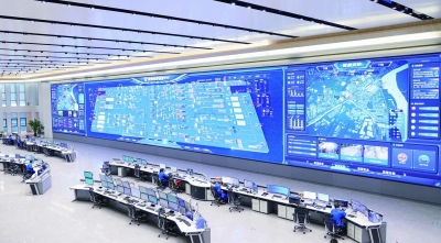 这是入选全国首批领航级智能工厂培育企业南钢的智慧运营中心，数字大屏上原料进厂、生产管控、设备运行、能源环境、运输物流等上百个关键数据闪烁跳动，呈现生产运营的各个环节，成为支撑企业数字化运行的“智慧大脑”。 企业供图