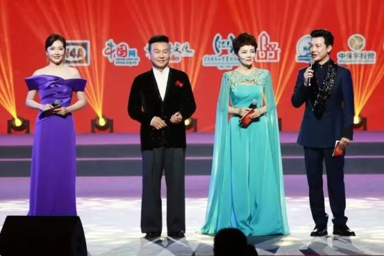 著名歌手、浪姐乌兰图雅受邀登台，以《送你一首吉祥的歌》为现场观众送上真挚祝福，用极具感染力的演唱传递温暖与力量，也为第二十六届盱眙龙虾节送上美好祝愿。