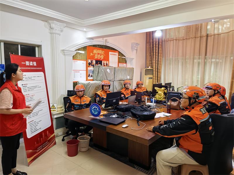 南通厂南社区开展“高温不缺爱 清凉赠骑手”主题志愿服务活动