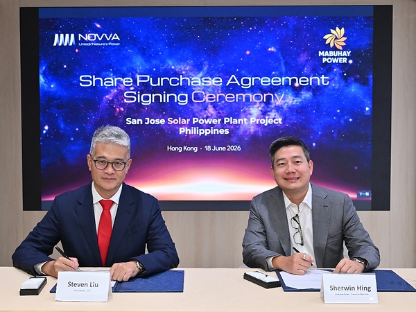 NOVVA Group CEO Steven Liu (left) and Mabuhay Power Holdings Corporation Chairman Sherwin Hing (right) sign the agreement for SJSP.