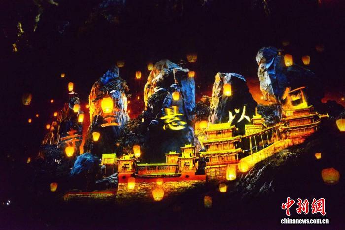 	6月16日，吉尼斯世界纪录之夜授牌仪式在中国大同恒山悬空寺举行。(浑源县新闻中心 供图)