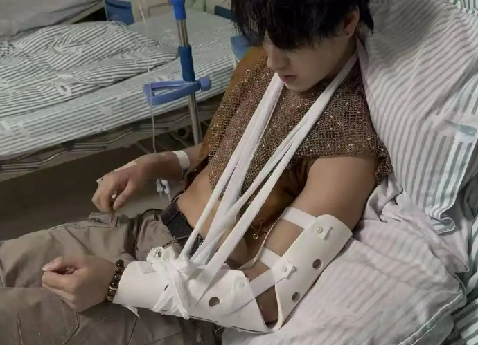 景区NPC与游客掰手腕致骨折