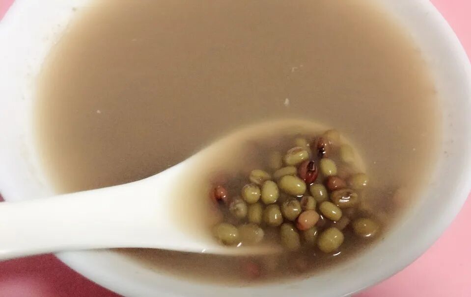 连喝3天绿豆汤突发脑出血！医生：刚吃完这5类药别碰