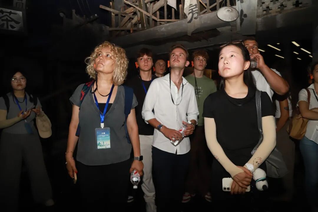“绝不能遗忘”：6国近70名青少年走进侵华日军南京大屠杀遇难同胞纪念馆，拍下历史铁证带回国