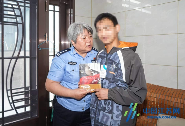 亭湖区阅读推广人妇联牵手“爱心妈妈”团队走访困境少儿