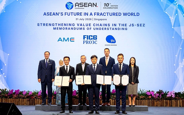 Front Row, Left to Right: Dr Dylan Tan, CEO, AME Elite. Mr Steven Tan, President, PRO3C. Mr Nelson Liew, Group Director, New Estates, JTC. Back Row, Left to Right: Mr Frederick Chin, Head of Group Wholesale Banking and Markets, UOB. Her Excellency Datin Paduka Anizan Siti Hajjar, High Commissioner of Malaysia to Singapore. Mr Gan Kim Yong, Deputy Prime Minister and Minister for Trade and Industry (Trade), Singapore. Mr Mark Lee, Chairman, Singapore Business Federation. Ms Christine Wong, Assistant CEO, JTC.