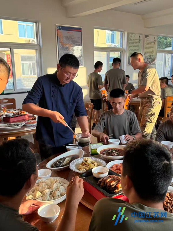 “慰问暖军营 美食传真情”盐南高新区伍佑工农饭店赴驻地部队开展拥军活动