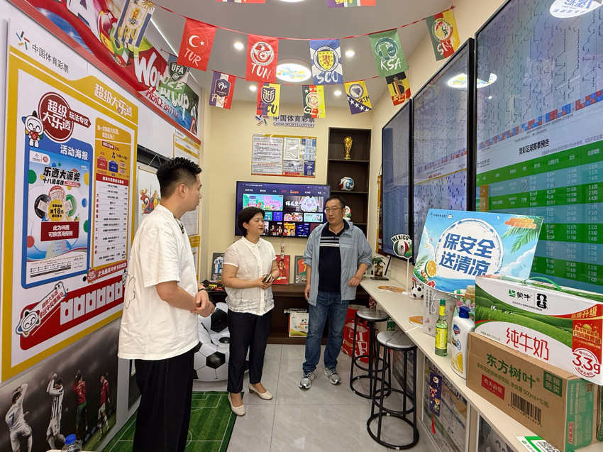 炎炎夏日“保安全 送清凉” 淮安体彩开展网点走访行动