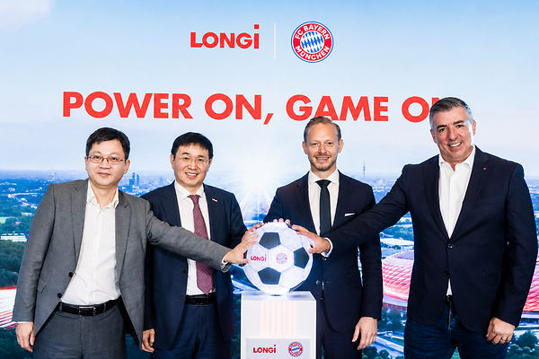 At the partnership launch ceremony (from left to right): Charles Jiang, Vice President of LONGi and President of the PV Product Management Center; Zhong Baoshen, Chairman and General Manager of LONGi; Rouven Kasper, Board Member for Marketing & Sales, FC Bayern; and FC Bayern legend Roy Makaay.